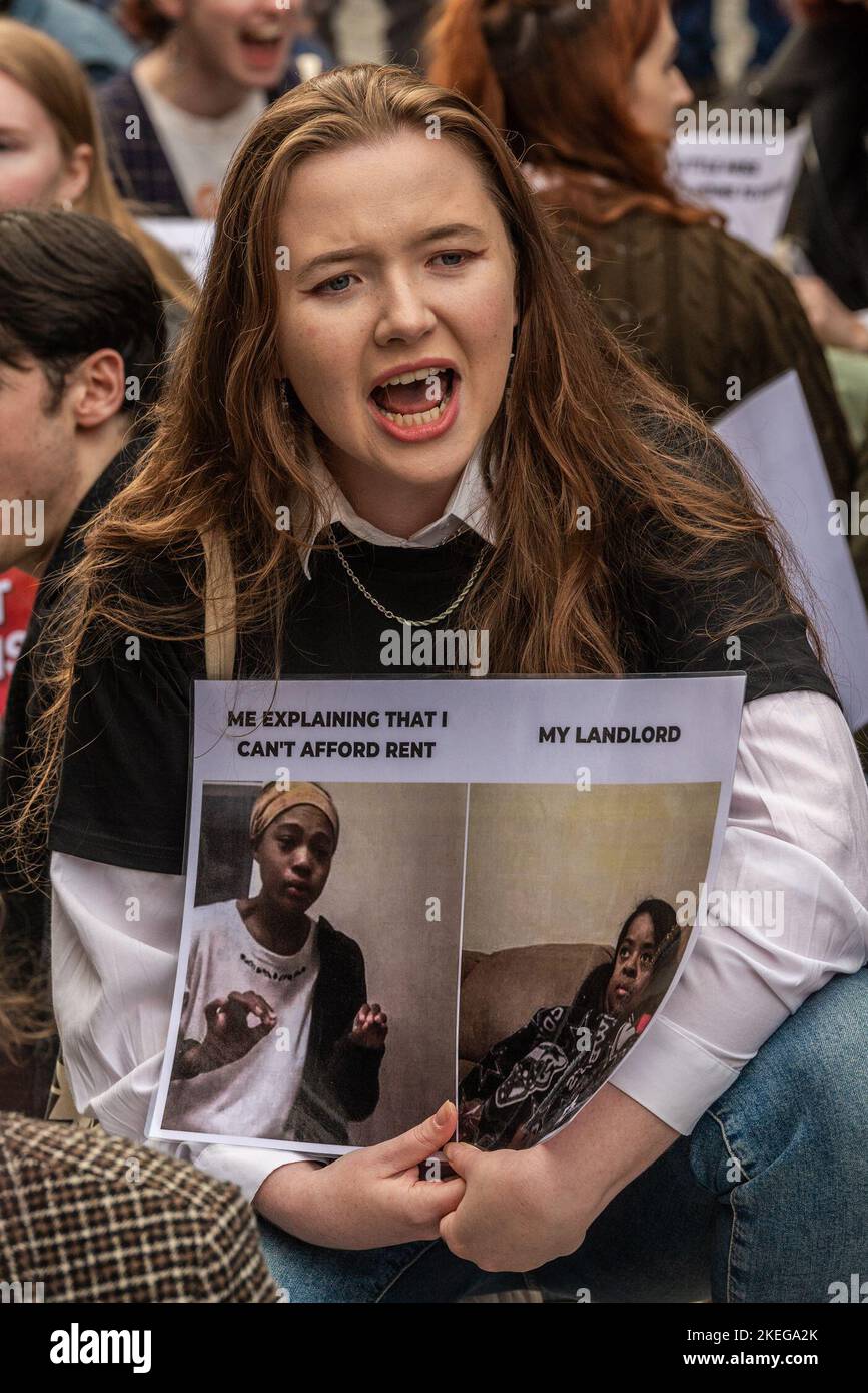 Cork, Irland. 12.. November 2022. Heute fand in Cork ein Protest der „Cost of Living Campaign“ statt, der rund 500 Menschen anlockte. Der Protest war einer von vielen im ganzen Land, die heute die Regierung aufforderten, in das einzugreifen, was die Demonstranten behaupten, Profiteure zu sein. Demonstranten setzten sich an die Kreuzung von Winthrop Street und Oliver Plunkett Street. Quelle: AG News/Alamy Live News Stockfoto