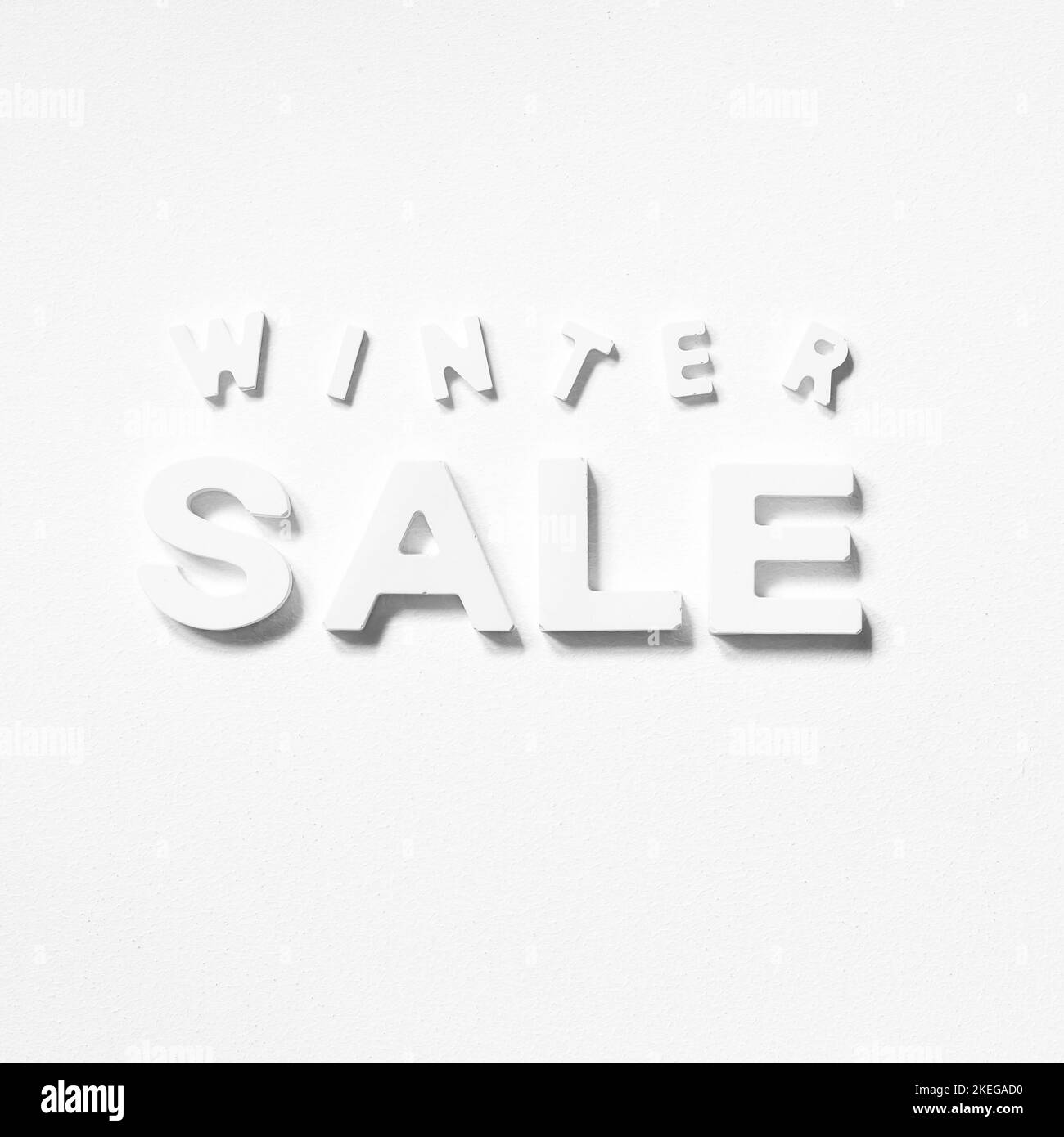 Winter Sale - Inschrift durch geformte Buchstaben auf leicht strukturiertem weißem Hintergrund Stockfoto