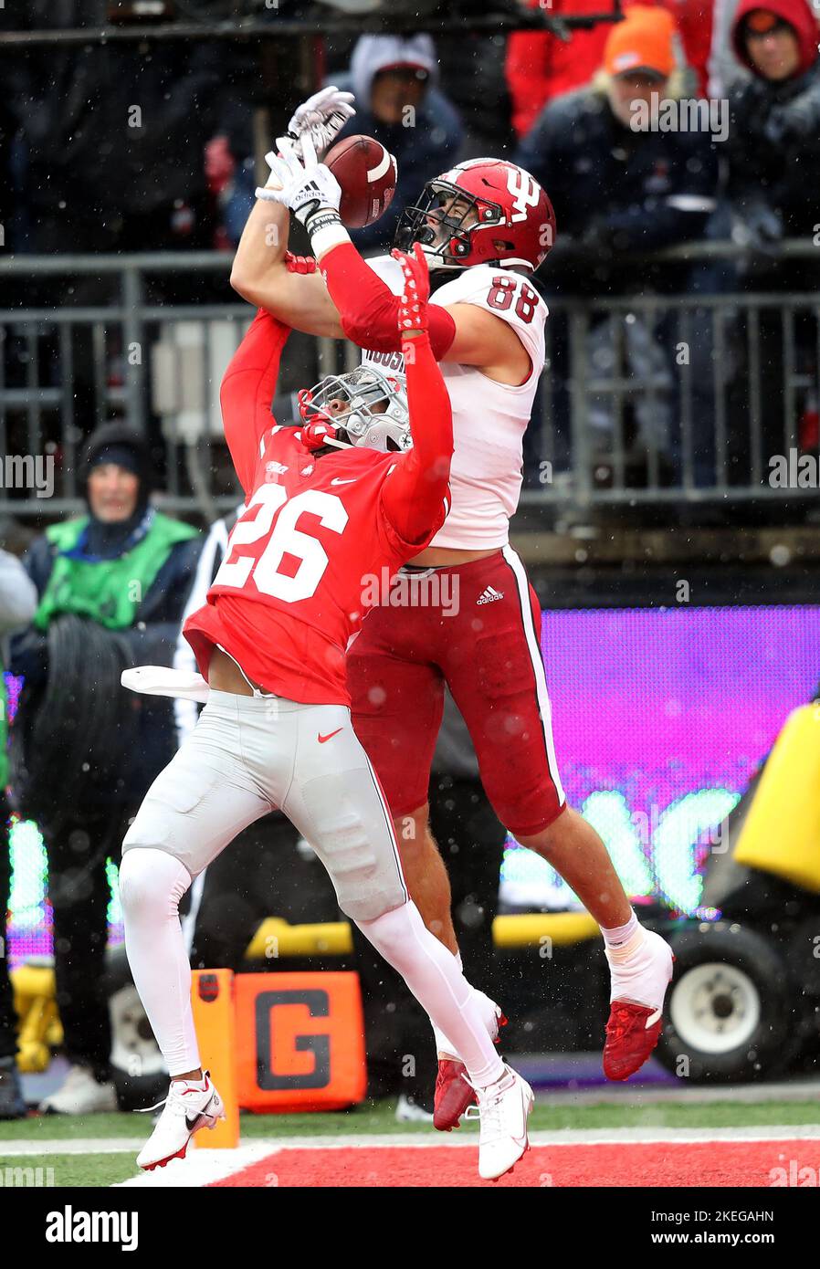 Columbus, Usa. 12.. November 2022. Indiana Hoosiers AJ Barner (88) holt sich am Samstag, den 12. November 2022 in Columbus, Ohio, einen Touchdown in der ersten Hälfte des Ohio State Buckeye Cameron Brown (26). Foto von Aaron Josefczyk/UPI Credit: UPI/Alamy Live News Stockfoto