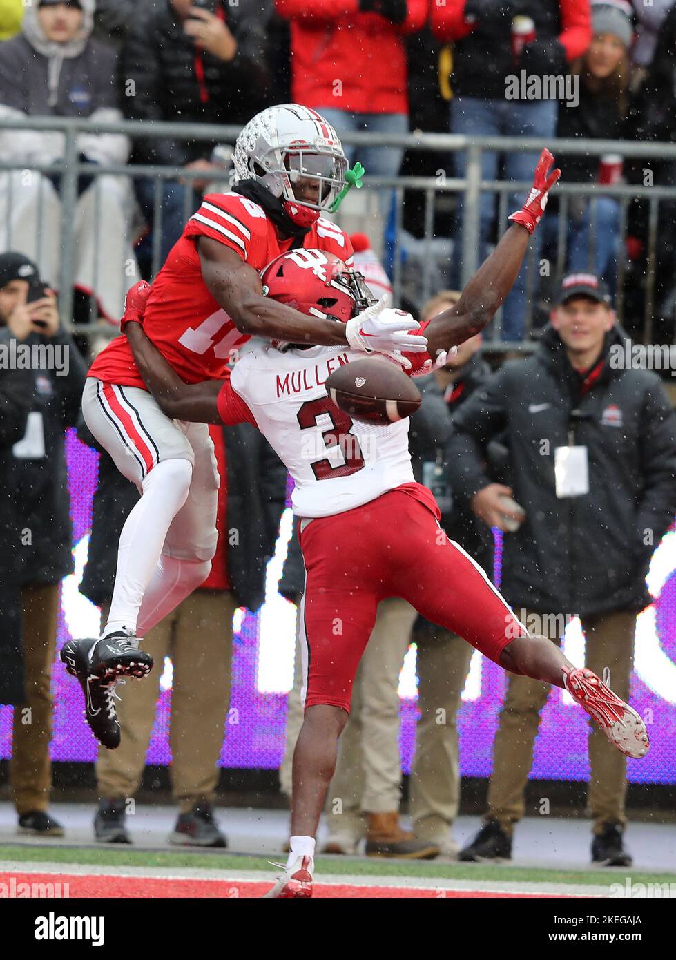 Columbus, Usa. 12.. November 2022. Der Ohio State Buckeyes Marvin Harrison Jr. (18) ist am Samstag, den 12. November 2022, in Columbus, Ohio, nicht in der Lage, einen Fang gegen den Indiana Hoosier-Verteidiger Tiawan Mullen (3) zu machen. Foto von Aaron Josefczyk/UPI Credit: UPI/Alamy Live News Stockfoto