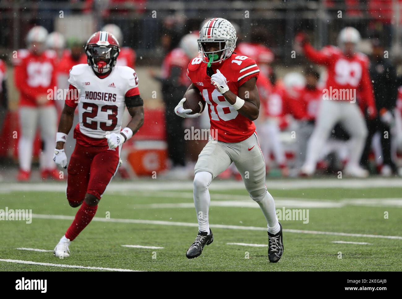 Columbus, Usa. 12.. November 2022. Ohio State Buckeyes Marvin Harrison Jr. (18) überholte Indiana Hoosiers Jaylin Williams (23) am Samstag, den 12. November 2022, zur Endzone für einen Touchdown in Columbus, Ohio. Foto von Aaron Josefczyk/UPI Credit: UPI/Alamy Live News Stockfoto