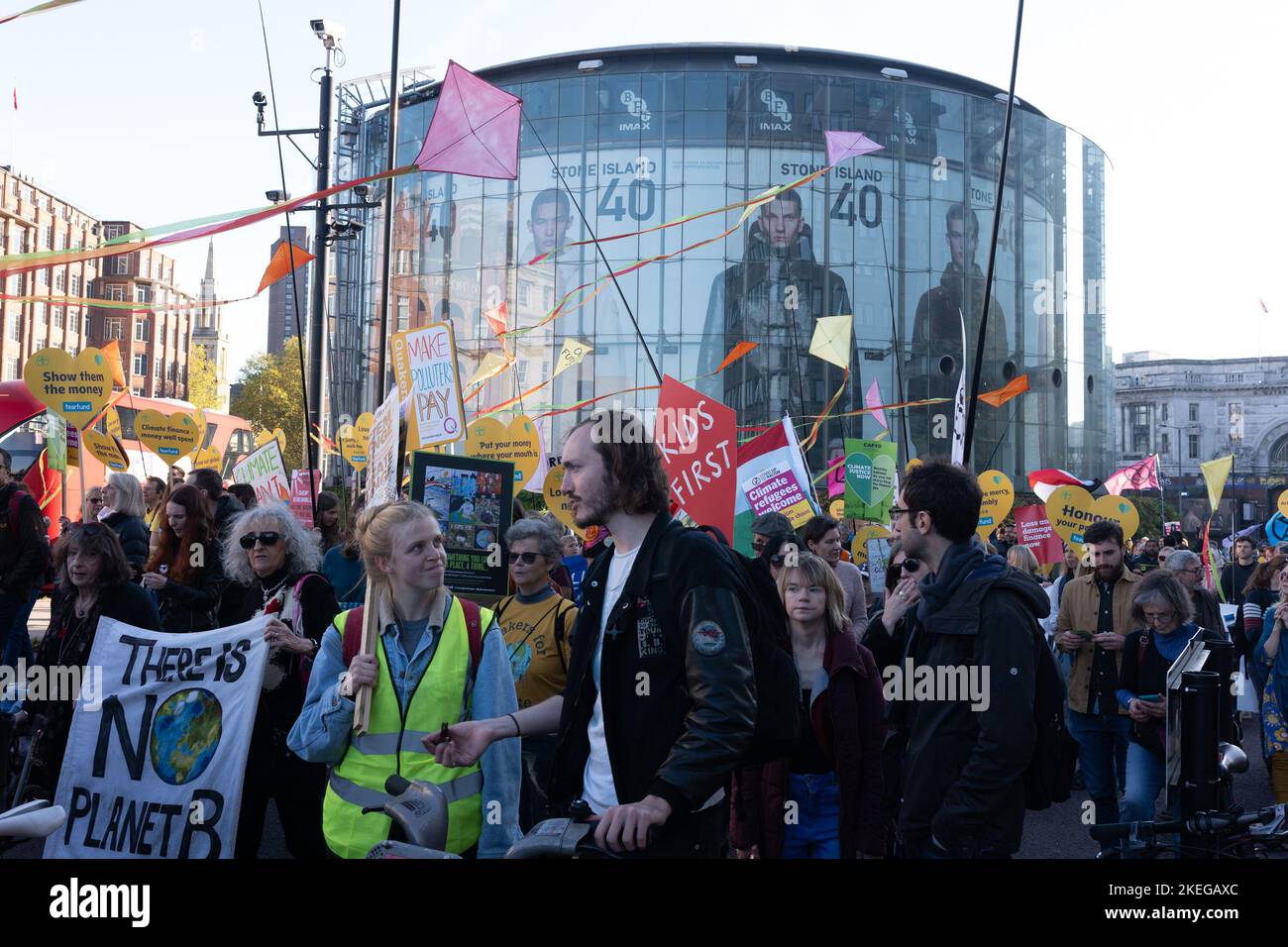 London/Großbritannien, 12.. MÄRZ 2022. Klimaprotesten marschieren in Solidarität mit dem Global Day of Action durch das Zentrum Londons. Aubrey Fagon/Alamy Live News Stockfoto