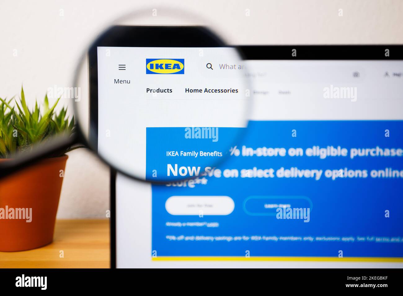 Ein Logo von Ikea auf einem Laptop-Bildschirm unter einer Lupe Stockfoto