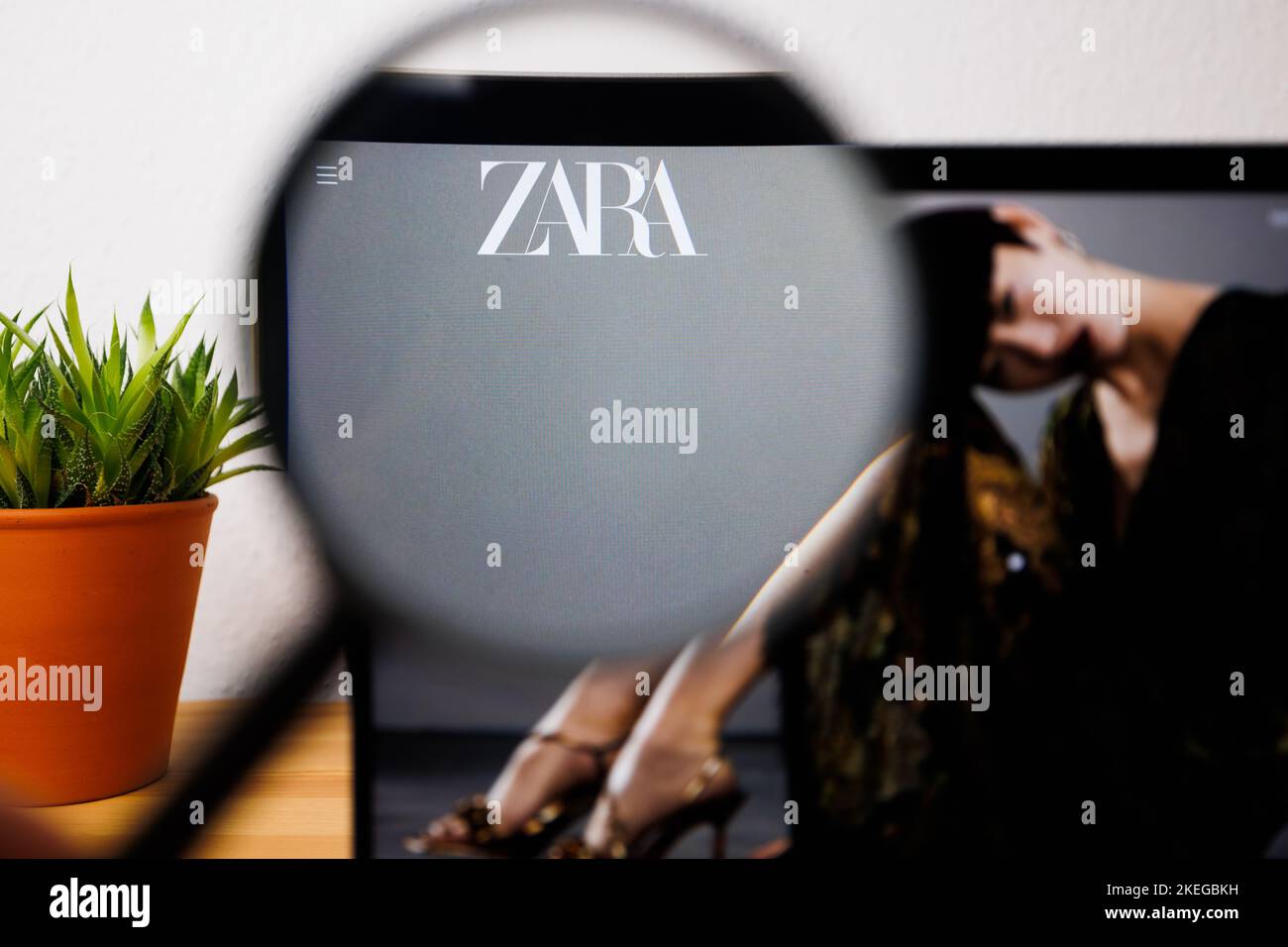 Ein Logo von Zara auf einem Laptop-Bildschirm unter einer Lupe Stockfoto