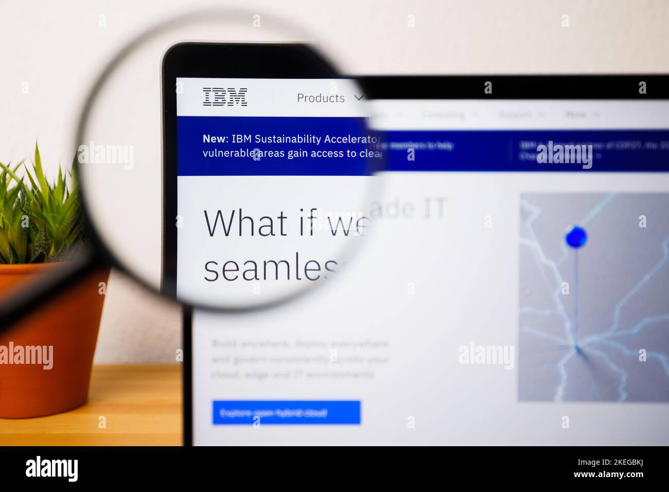 Ein Logo von IBM auf einem Laptop-Bildschirm unter einer Lupe Stockfoto