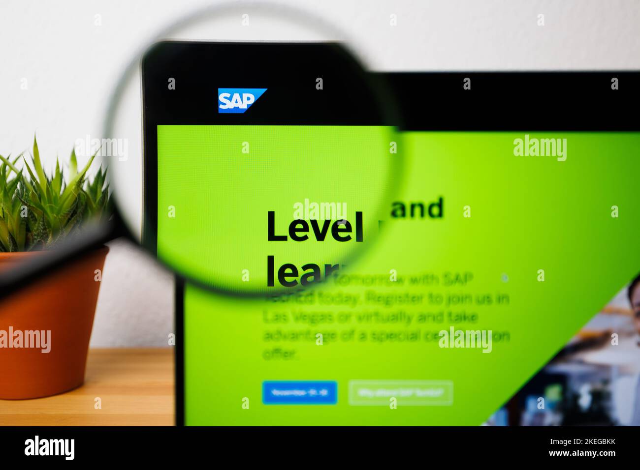 Ein Logo von SAP auf einem Laptop-Bildschirm unter einer Lupe Stockfoto