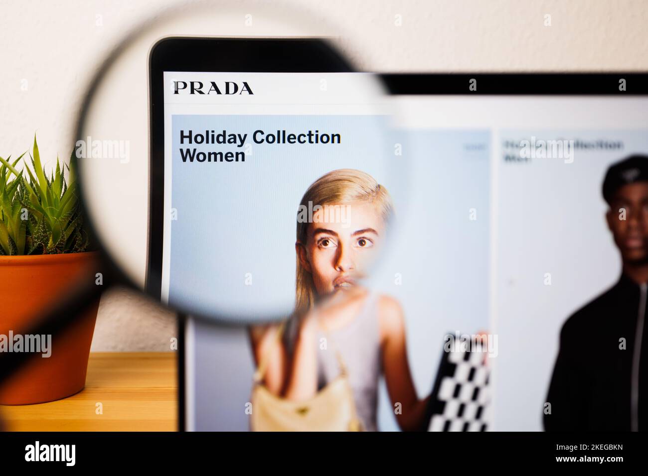 Ein Logo von Prada auf einem Laptop-Bildschirm unter einer Lupe Stockfoto