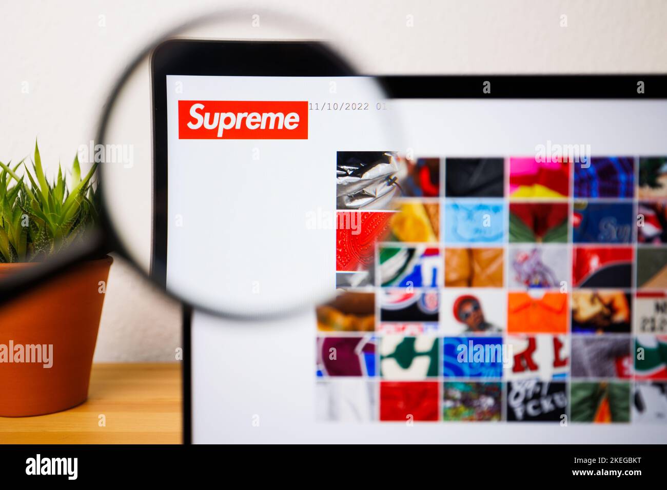 Ein Logo von Supreme auf einem Laptop-Bildschirm unter einer Lupe Stockfoto