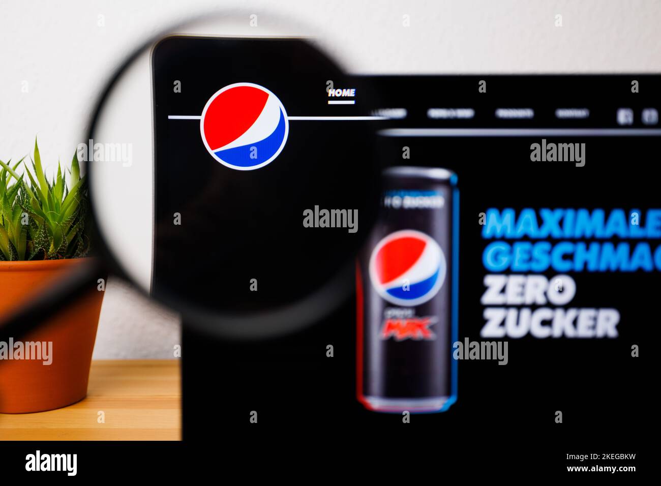 Ein Logo von Pepsi auf einem Laptop-Bildschirm unter einer Lupe Stockfoto