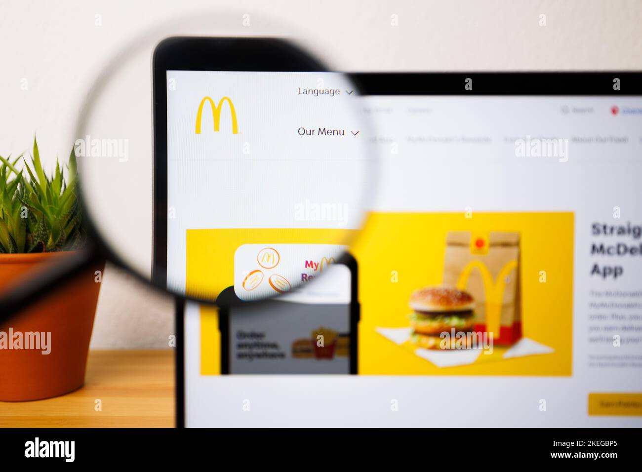 Ein Logo von McDonald's auf einem Laptop-Bildschirm unter einer Lupe Stockfoto