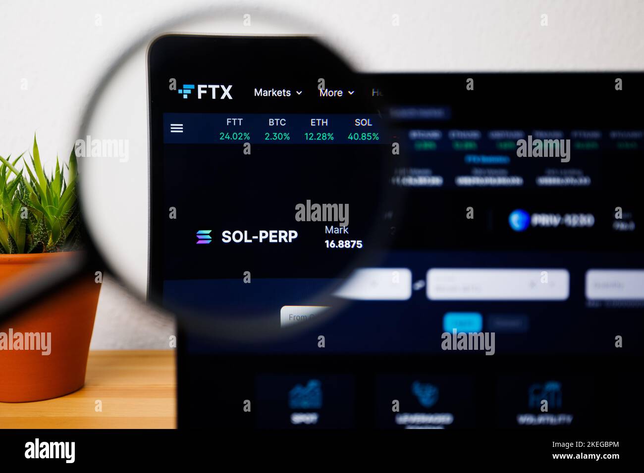 Ein Logo eines FTX auf einem Laptop-Bildschirm unter einer Lupe Stockfoto