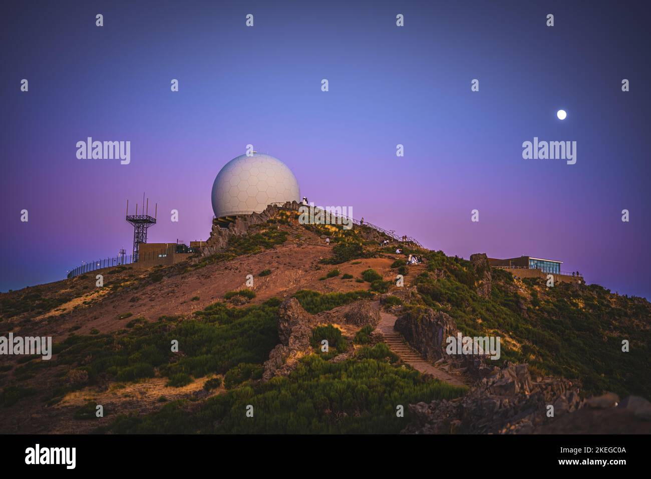 Beschreibung: Blick auf den Restaurantbalkon, Observatorium und Mond mit Menschen enyiong die Dämmerung Atmosphäre von Pico do Ariero. Verade do Pico Ruivo, M Stockfoto