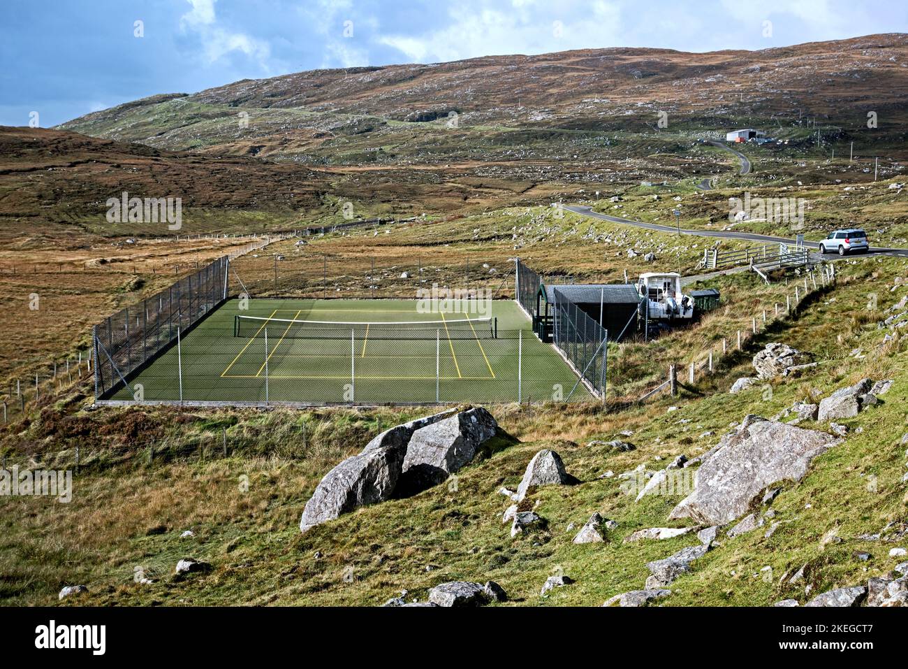 Der Bunabhainneadar-Tennisplatz, der am häufigsten wiedererehende Tennisplatz Großbritanniens auf der Isle of Harris in den Äußeren Hebriden, Schottland, Großbritannien. Stockfoto