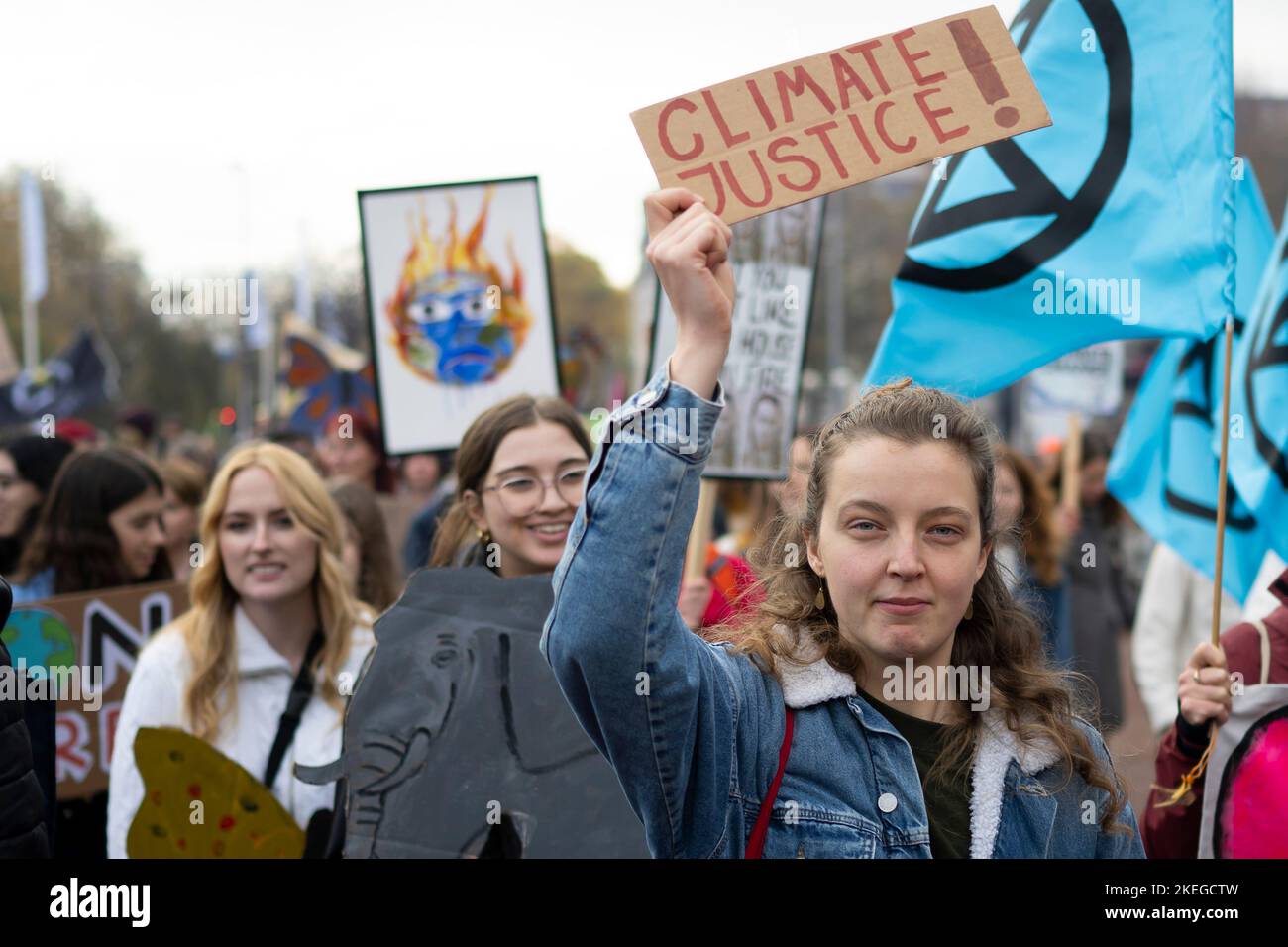 CARDIFF, WALES - 12. NOVEMBER: Eine Frau hält ein Schild in der Luft mit der Aufschrift „Klimagerechtigkeit“ während eines Protestes für Klimagerechtigkeit am 12. November 2022 in ca. Stockfoto