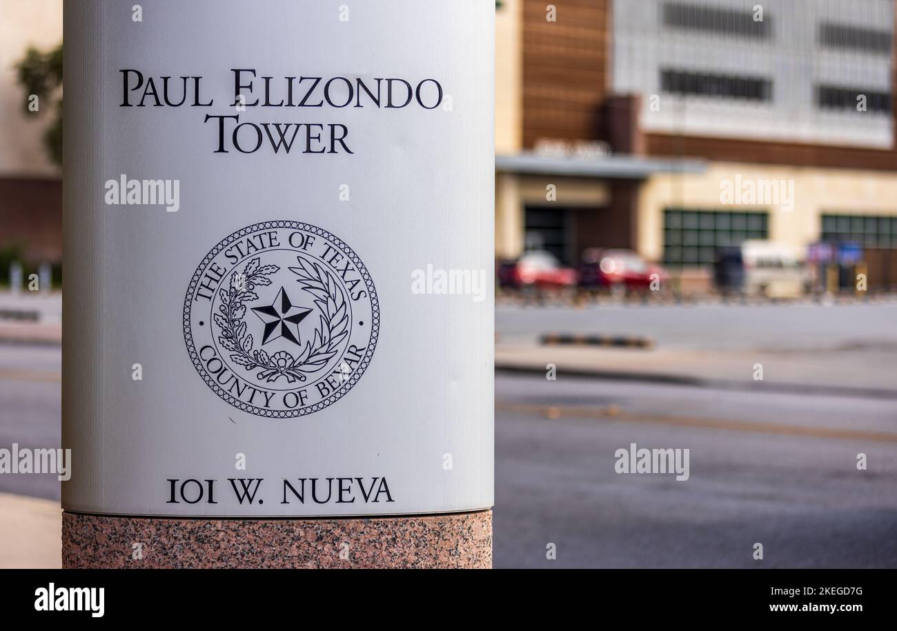 Paul Elizondo Tower mit dem Staat Texas, Grafschaft Bexar Siegel am Eingang Stockfoto