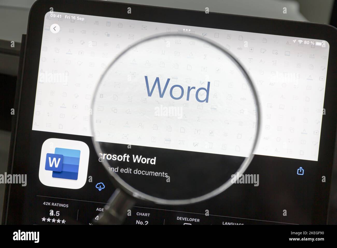 Ostersund, Schweden - 16. Sep 2022: Microsoft Word App unter einer Lupe. Microsoft Word ist eine von Microsoft entwickelte Textverarbeitung. Stockfoto