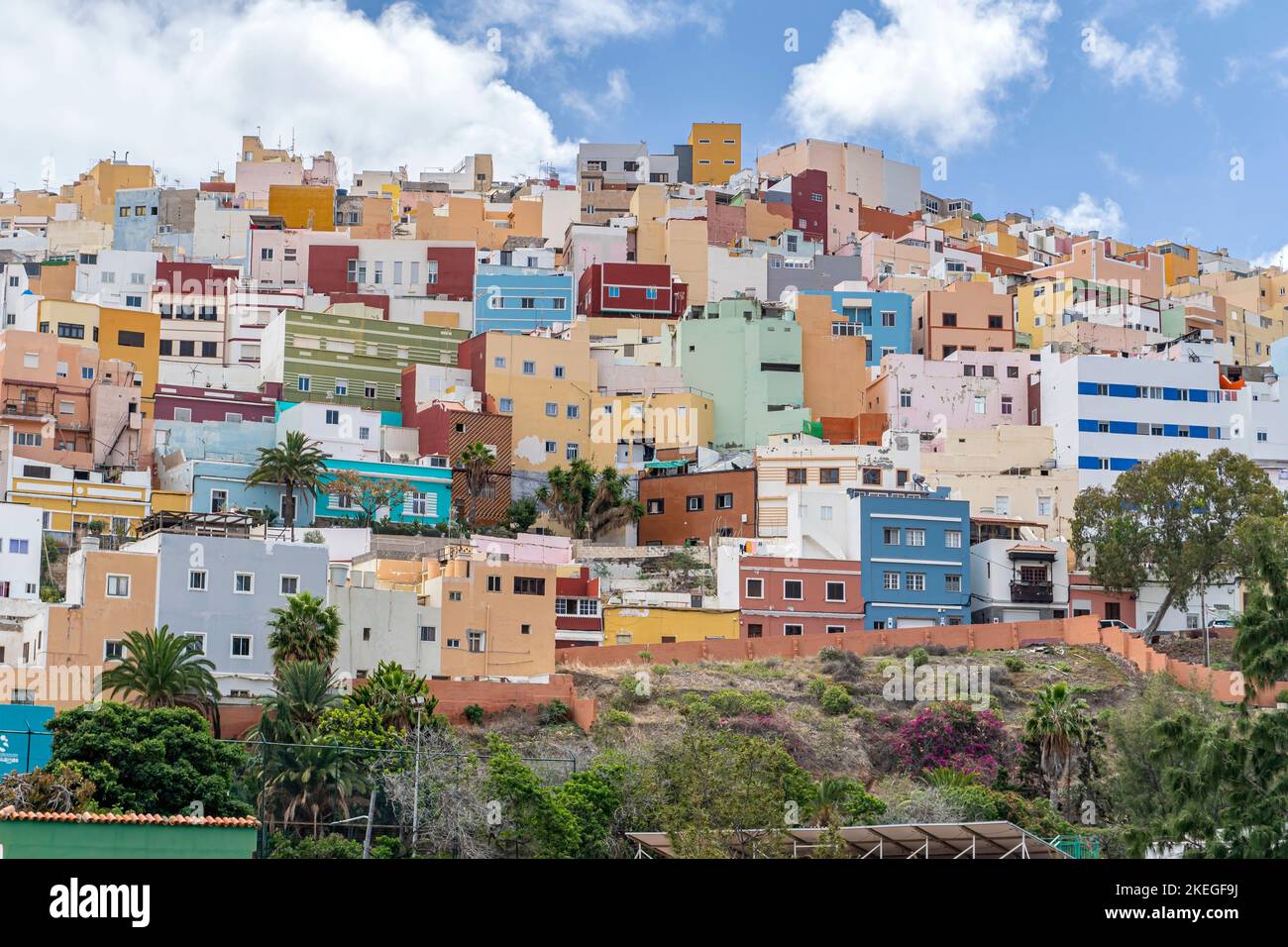 Las Palmas de Gran Canaria, Spanien - 13. März 2022. Bunte Häuser in Las Palmas de Gran Canaria, Kanarische Inseln. Stockfoto