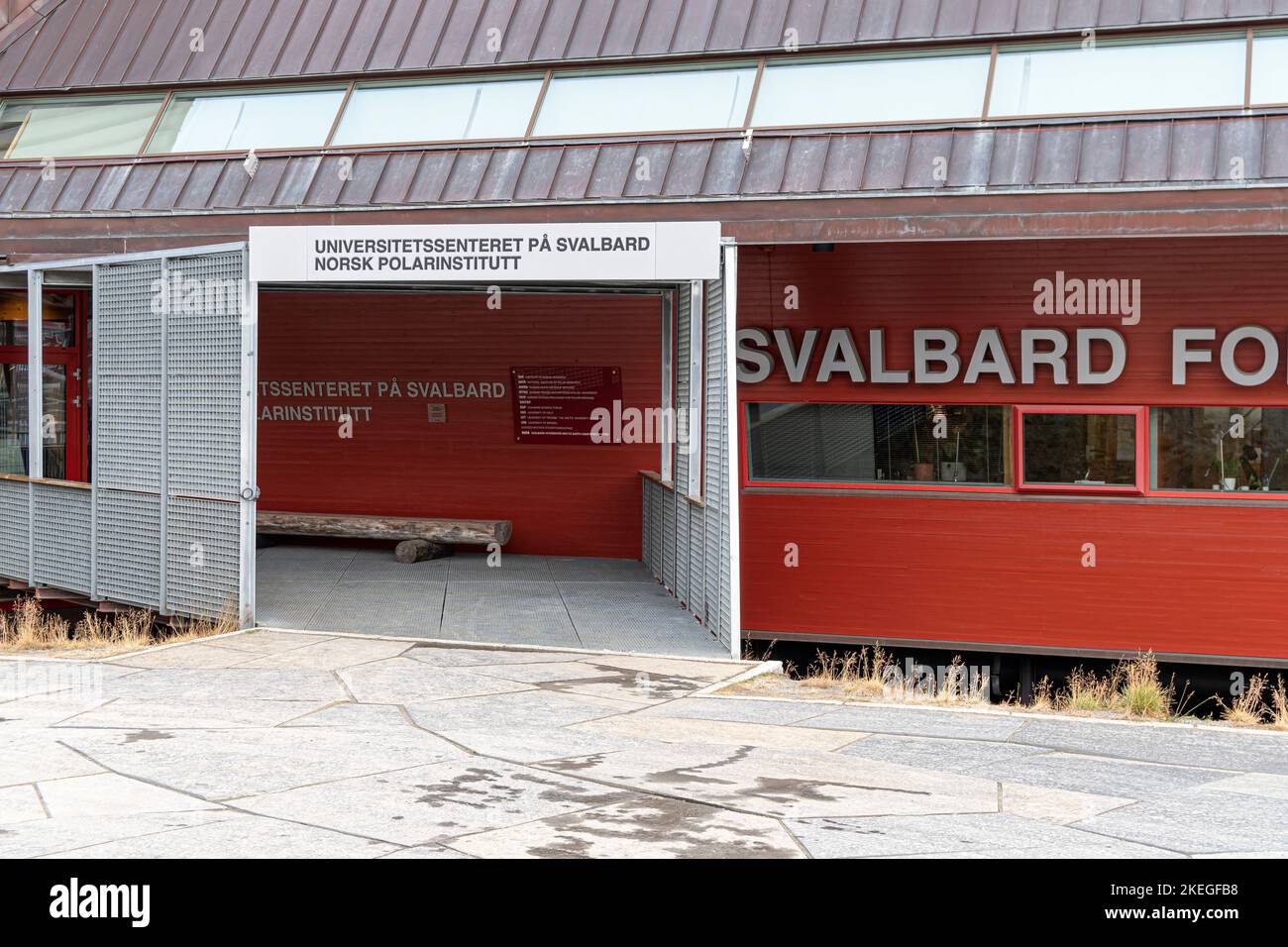 Longyearbyen, Svalbard, Norwegen - Sep 11 2022: UNIS, das Universitätszentrum in Svalbard. Stockfoto