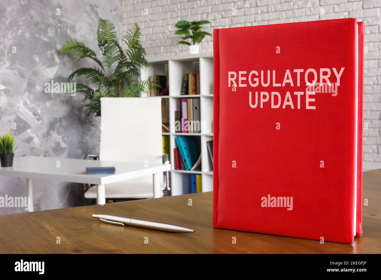 Regulatory Update Book auf der Holzoberfläche. Stockfoto