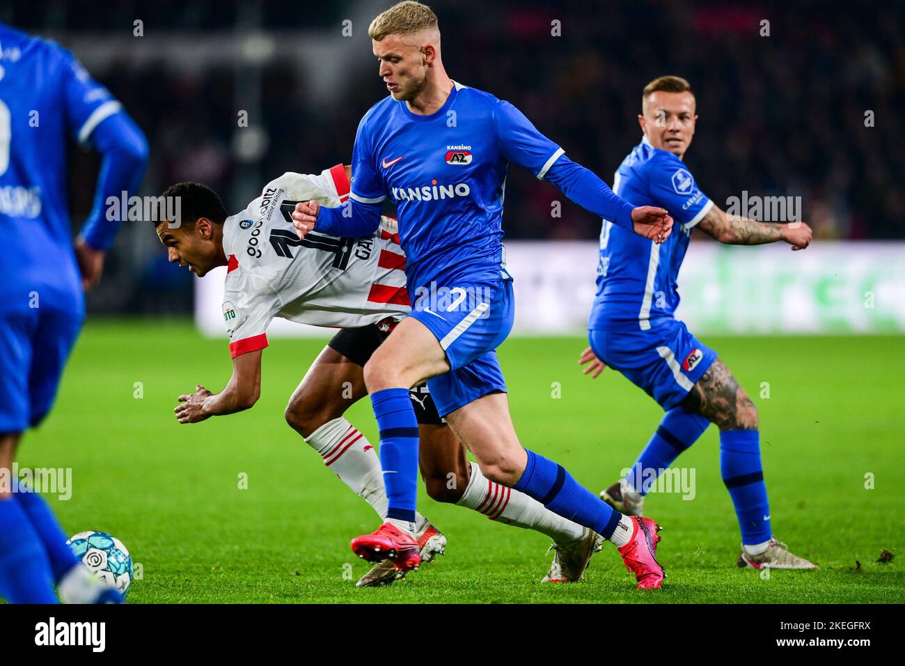 EINDHOVEN - (lr) Cody Gakpo vom PSV Eindhoven, Jens Odgaard von AZ Alkmaar während des niederländischen Eredivisie-Spiels zwischen PSV Eindhoven und AZ im Phillips Stadium am 12. November 2022 in Eindhoven, Niederlande. ANP OLAF KRAAK Stockfoto