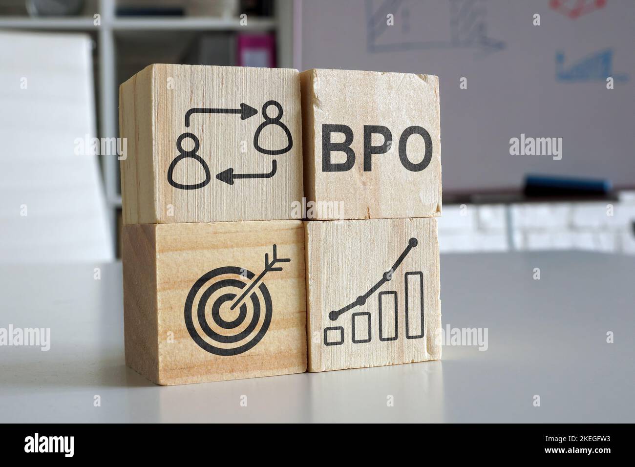 Würfel mit Diagrammen, die das Outsourcing von BPO-Geschäftsprozessen symbolisieren. Stockfoto