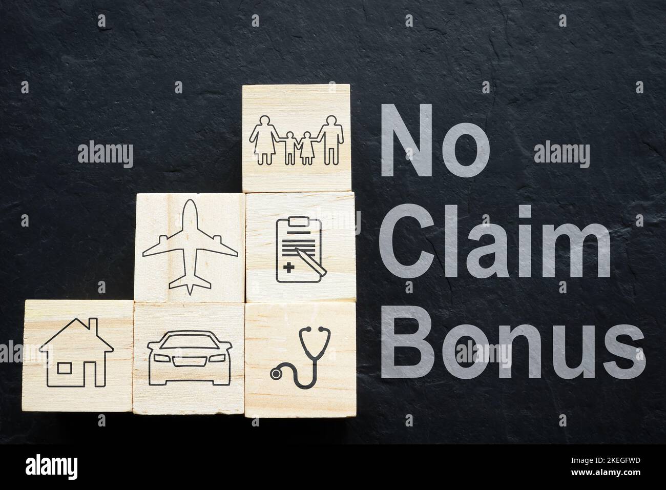 Holzwürfel und „No Claim“-Bonusworte. Stockfoto