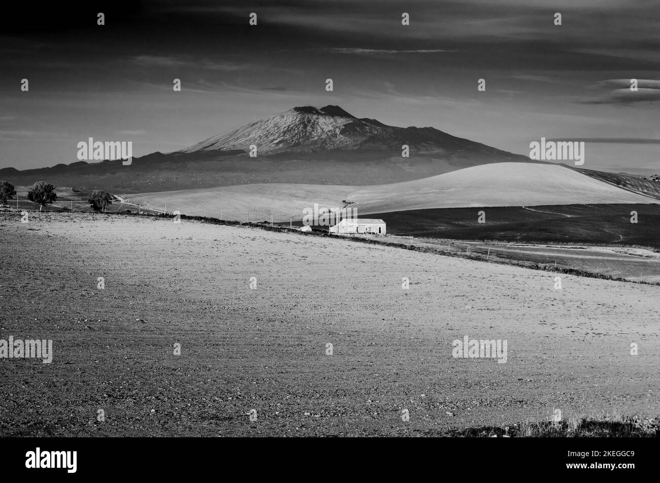 Schwarz-weiß Ätna und Sizilien Bauernhaus, Italien Stockfoto