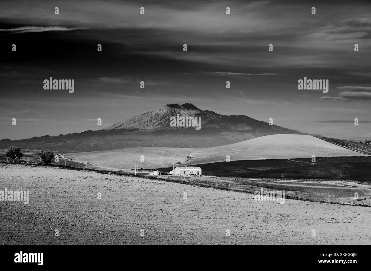 Schwarz-weiß Ätna und Sizilien Bauernhaus, Italien Stockfoto