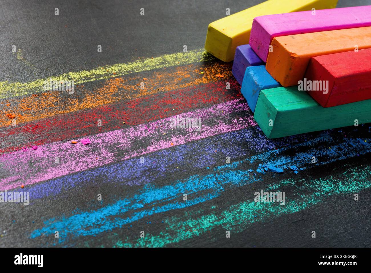 Farbige Buntstifte auf einer schwarzen Tafel als Symbol für Vielfalt und Vielfalt. Stockfoto
