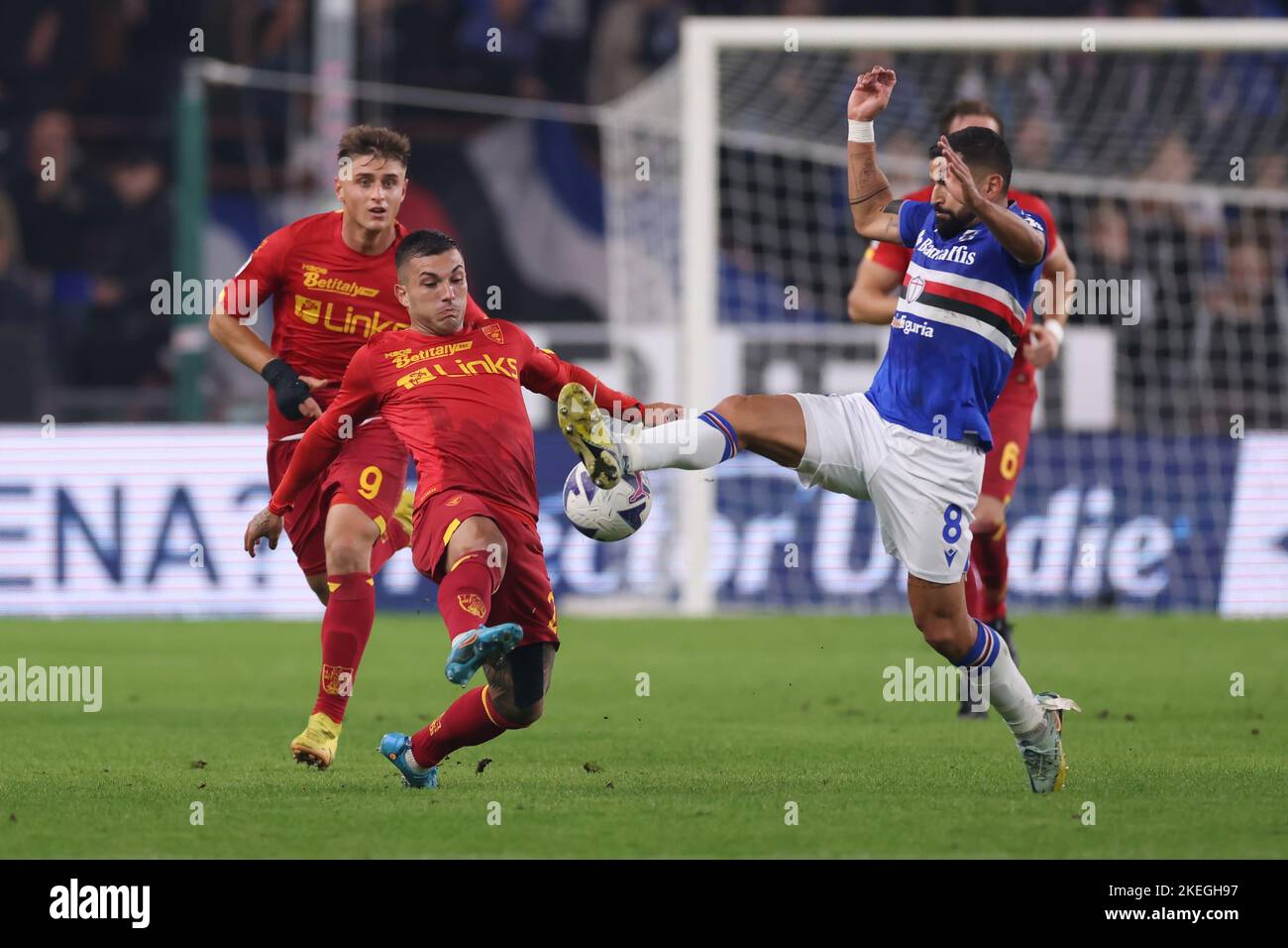 Genua, Italien, 12.. November 2022. Tomas Rincon von UC Sampdoria fordert Gabriel Strefezza von US Lecce während des Serie-A-Spiels bei Luigi Ferraris, Genua, heraus. Bildnachweis sollte lauten: Jonathan Moscrop / Sportimage Kredit: Sportimage/Alamy Live News Stockfoto