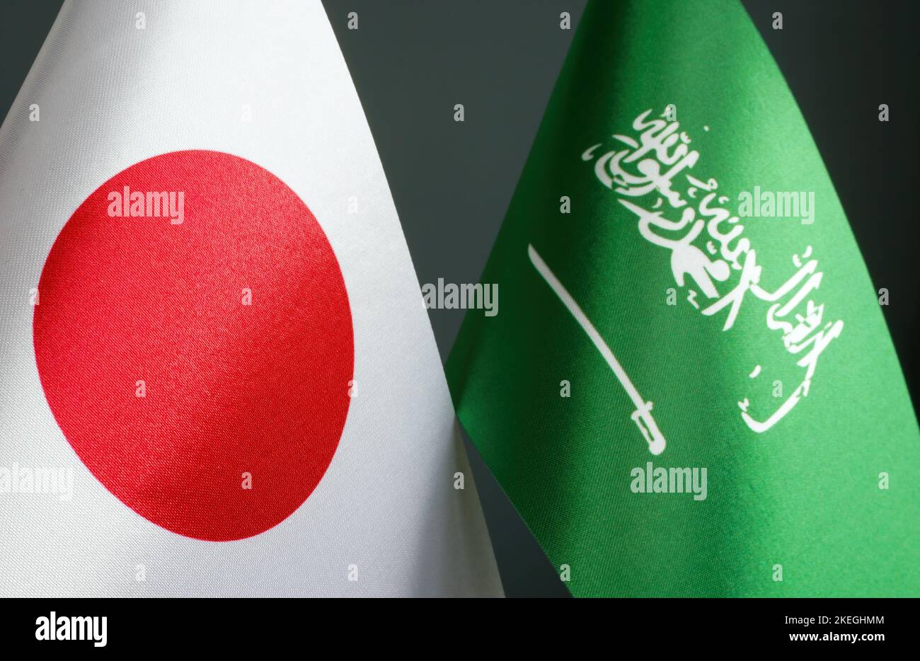 Kleine Flaggen von Japan und Saudi-Arabien. Stockfoto