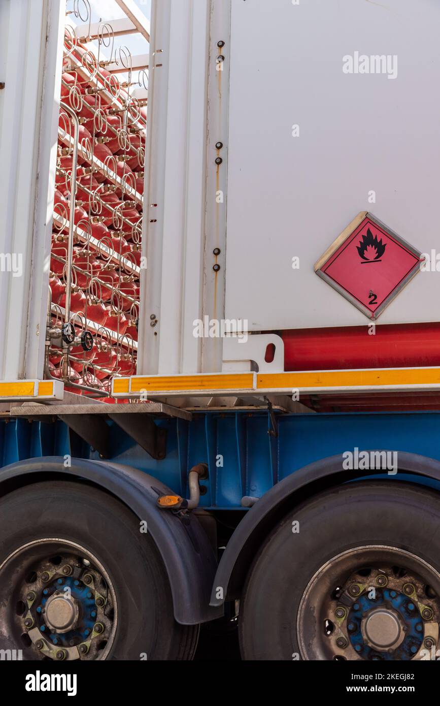 LKW mit Metallflaschen, verbunden durch Rohre, die für den Transport von Wasserstoff verwendet werden, H2, gemäß ADR-Vorschriften. Stockfoto