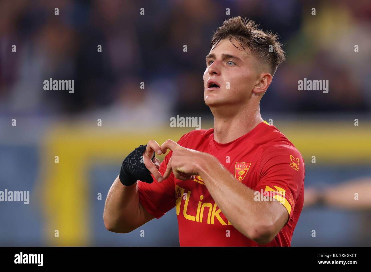 Genua, Italien, 12.. November 2022. Lorenzo Colombo von US Lecce feiert nach dem Tor, um der Seite eine 1-0 Führung während der Serie Ein Spiel bei Luigi Ferraris, Genua zu geben. Bildnachweis sollte lauten: Jonathan Moscrop / Sportimage Kredit: Sportimage/Alamy Live News Stockfoto