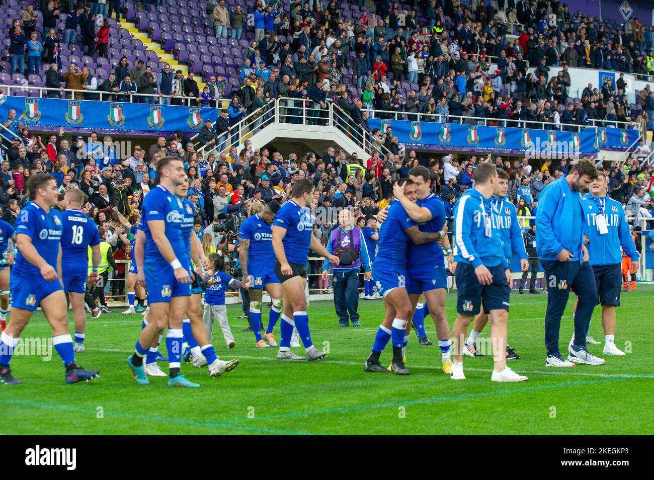 Florenz, Italien. 12.. November 2022; Stadio Artemio Franchi,, Florenz, Italien: Herbstserie internationaler Rugby Italien gegen Australien; Italienisches Team feiert seinen ersten Sieg gegen das australische Team mit einem Score von 28-27 Credit: Action Plus Sports Images/Alamy Live News Stockfoto