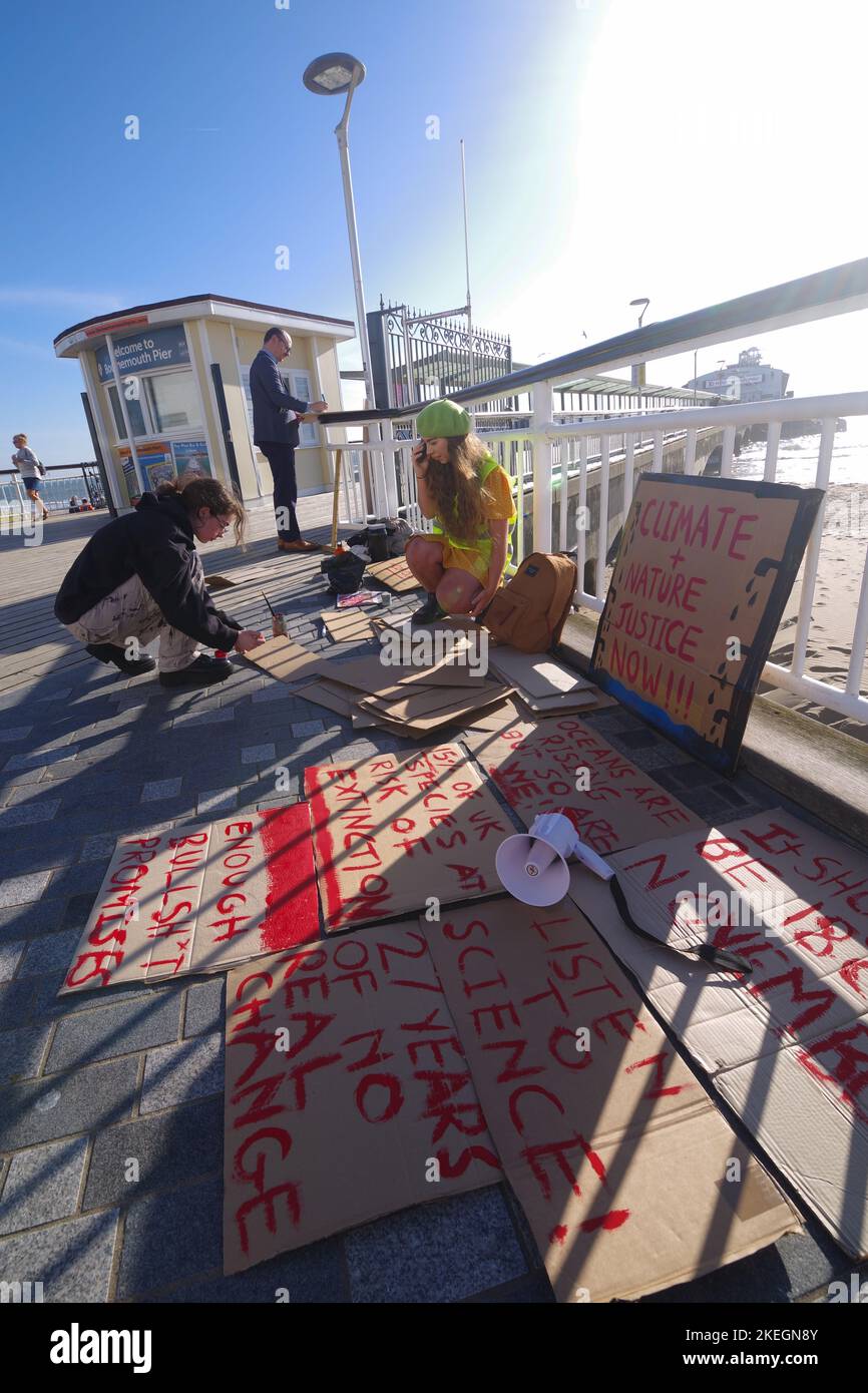 Am 12.. November kamen Massenveranstaltungen auf der ganzen Welt und Tausende von Menschen auf den Straßen Großbritanniens zusammen, um in Solidarität mit dem Global Day of Action, den ägyptische Gruppen um COP27 Uhr einberufen haben, Klimajustierung zu fordern. In Bournemouth versammelten sich über 200 Demonstranten, um Veränderungen zu fordern. Der Nationale Aktionstag findet am vorletzten Wochenende der Verhandlungen COP27 statt. In Bournemouth kam eine Koalition aus lokalen ENGOs und Gemeindegruppen zusammen, um am 12.. November gegen die Untätigkeit der Regierung zu protestieren.die Bournemouth-Demo wurde von Ruby Free, einem Naturschützer, organisiert. Stockfoto