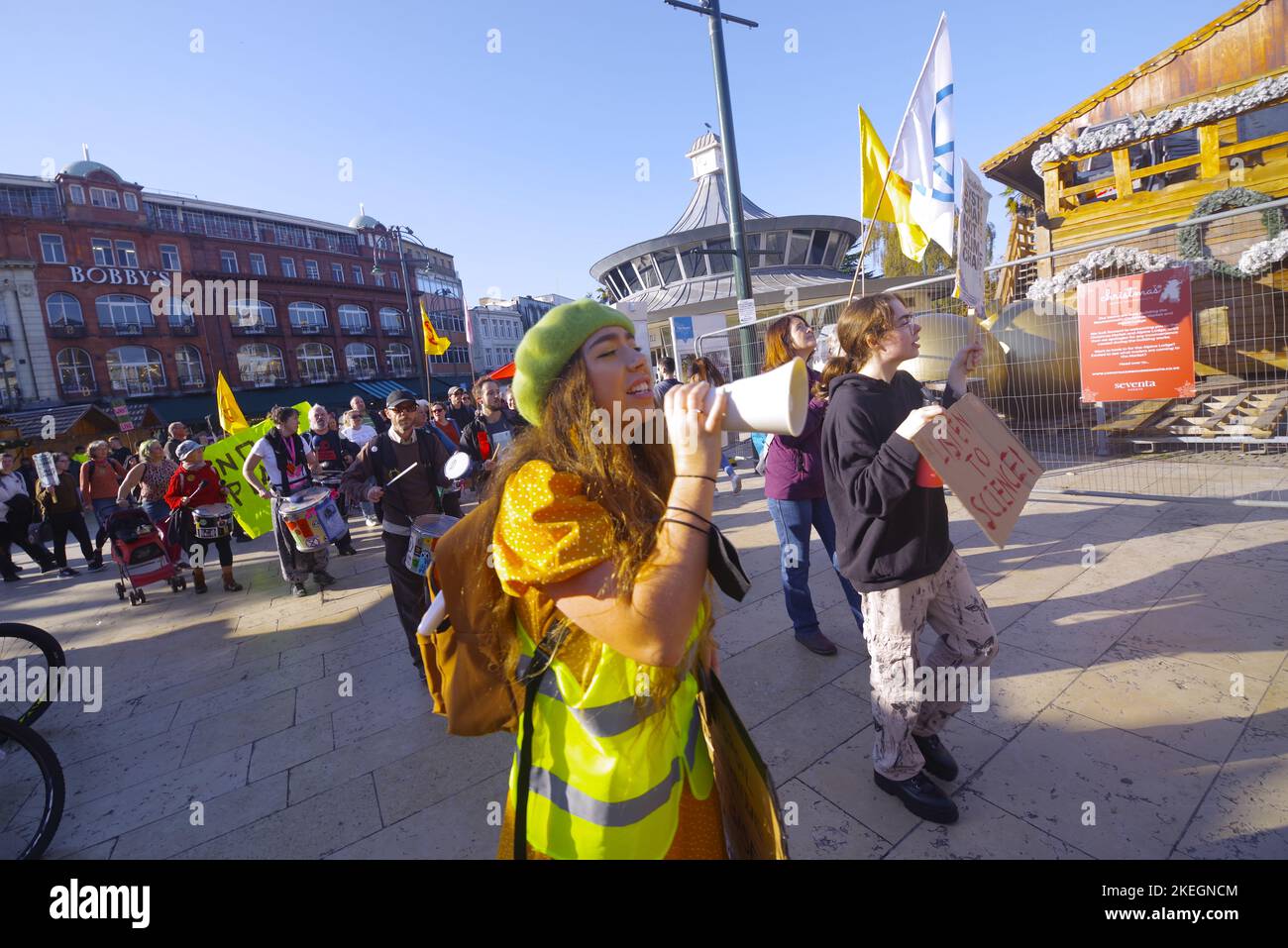 Am 12.. November kamen Massenveranstaltungen auf der ganzen Welt und Tausende von Menschen auf den Straßen Großbritanniens zusammen, um in Solidarität mit dem Global Day of Action, den ägyptische Gruppen um COP27 Uhr einberufen haben, Klimajustierung zu fordern. In Bournemouth versammelten sich über 200 Demonstranten, um Veränderungen zu fordern. Der Nationale Aktionstag findet am vorletzten Wochenende der Verhandlungen COP27 statt. In Bournemouth kam eine Koalition aus lokalen ENGOs und Gemeindegruppen zusammen, um am 12.. November gegen die Untätigkeit der Regierung zu protestieren.die Bournemouth-Demo wurde von Ruby Free, einem Naturschützer, organisiert. Stockfoto