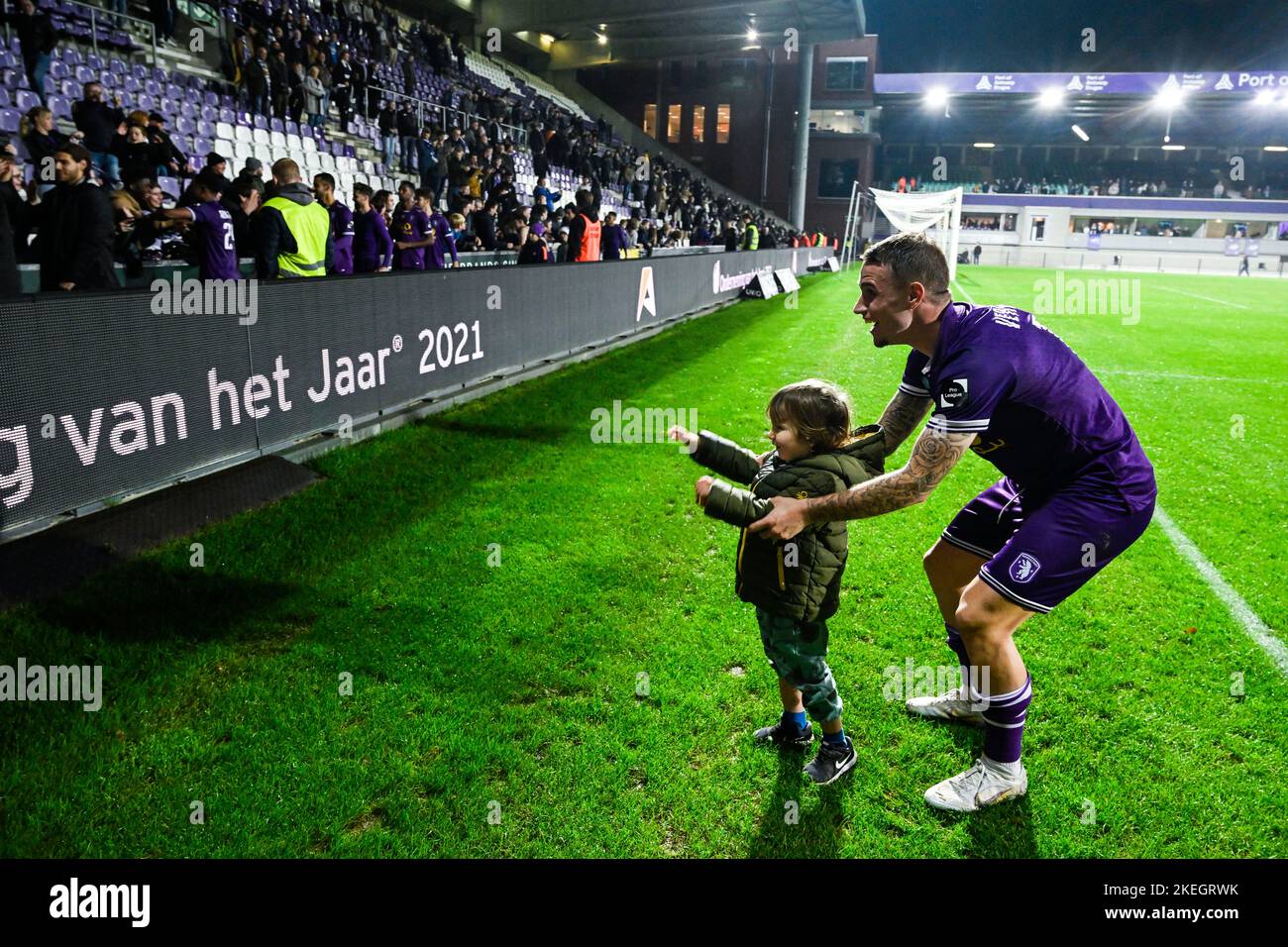 Die Thibaud-Verlinden von Beerschot feiern am Samstag, dem 12. November 2022, in Antwerpen, am 13. Tag der „Challenger Pro League“ der belgischen Meisterschaft 2022-2023, nach dem Gewinn eines Fußballspiels zwischen K. Beerschot v.a. und RE Virton. BELGA FOTO TOM GOYVAERTS Stockfoto