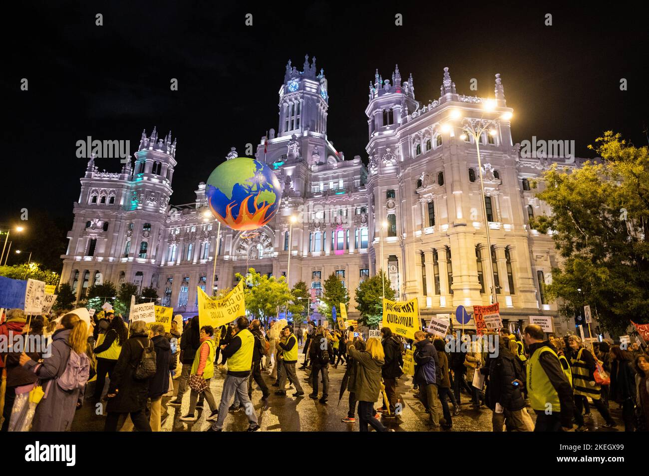 Madrid, Spanien. 12.. November 2022. Menschen, die Plakate und Banner ...
