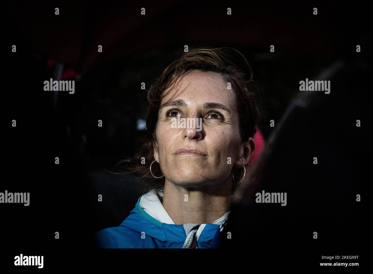 Madrid, Spanien. 12.. November 2022. Monica Garcia, die Vorsitzende der Partei Mas Madrid, wird während einer Pressekonferenz bei einer Demonstration gesehen, bei der Klimaaktivisten und Bürger protestieren, die Klimagerechtigkeit fordern und gegen den Mangel an Ehrgeiz demonstrieren, der auf der Klimakonferenz COP27 in Ägypten im ägyptischen Ferienort am Roten Meer in Sharm el-Sheikh gezeigt wurde. Quelle: Marcos del Mazo/Alamy Live News Stockfoto