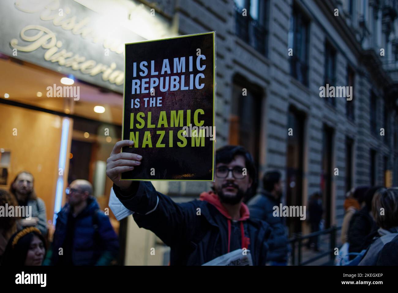 Turin, Italien. 12.. November 2022. Turin, Italien. 12. November 2022. Rund 1000 Mitglieder der iranischen Gemeinschaft versammelten sich im Zentrum der Stadt, um gegen den Tod von Mahsa Amini und die Unterdrückung der Proteste im Iran zu protestieren. Quelle: MLBARIONA/Alamy Live News Stockfoto