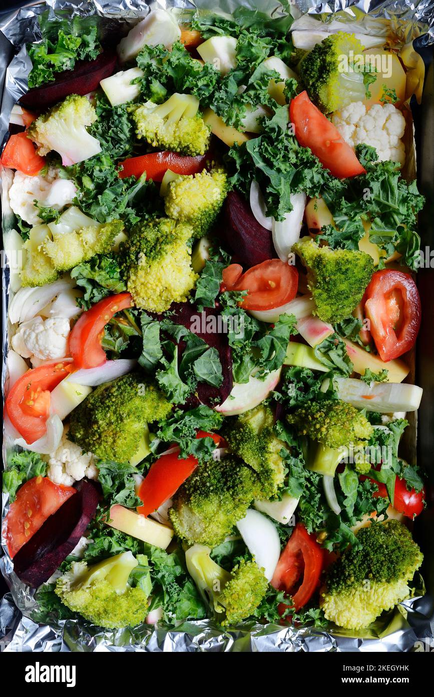 Verschiedene Gemüsesorten, die zum Backen im Ofen zubereitet werden Stockfoto