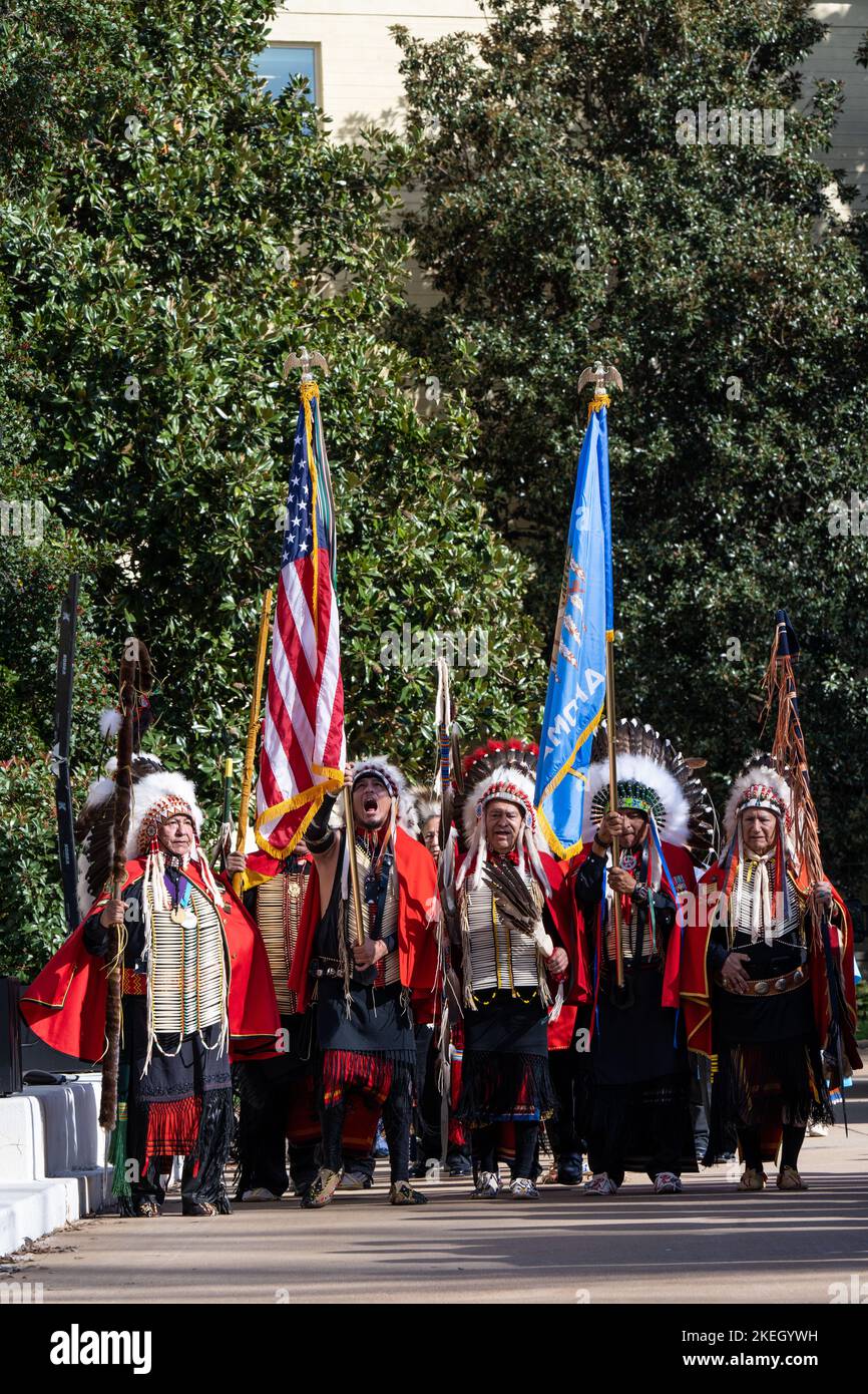 Arlington, Vereinigte Staaten Von Amerika. 10.. November 2022. Arlington, Vereinigte Staaten von Amerika. 10. November 2022. Die „Kiowa Black Leggings Warrior Society“ präsentiert militärische Farben während des „Pentagon Native American Heritage Month“, einer Feier zu Ehren von Militärveteranen, am 10. November 2022 im Innenhof des Pentagon in Arlington, Virginia, USA. Kredit: TSgt. Jack Sanders/DOD Photo/Alamy Live News Stockfoto