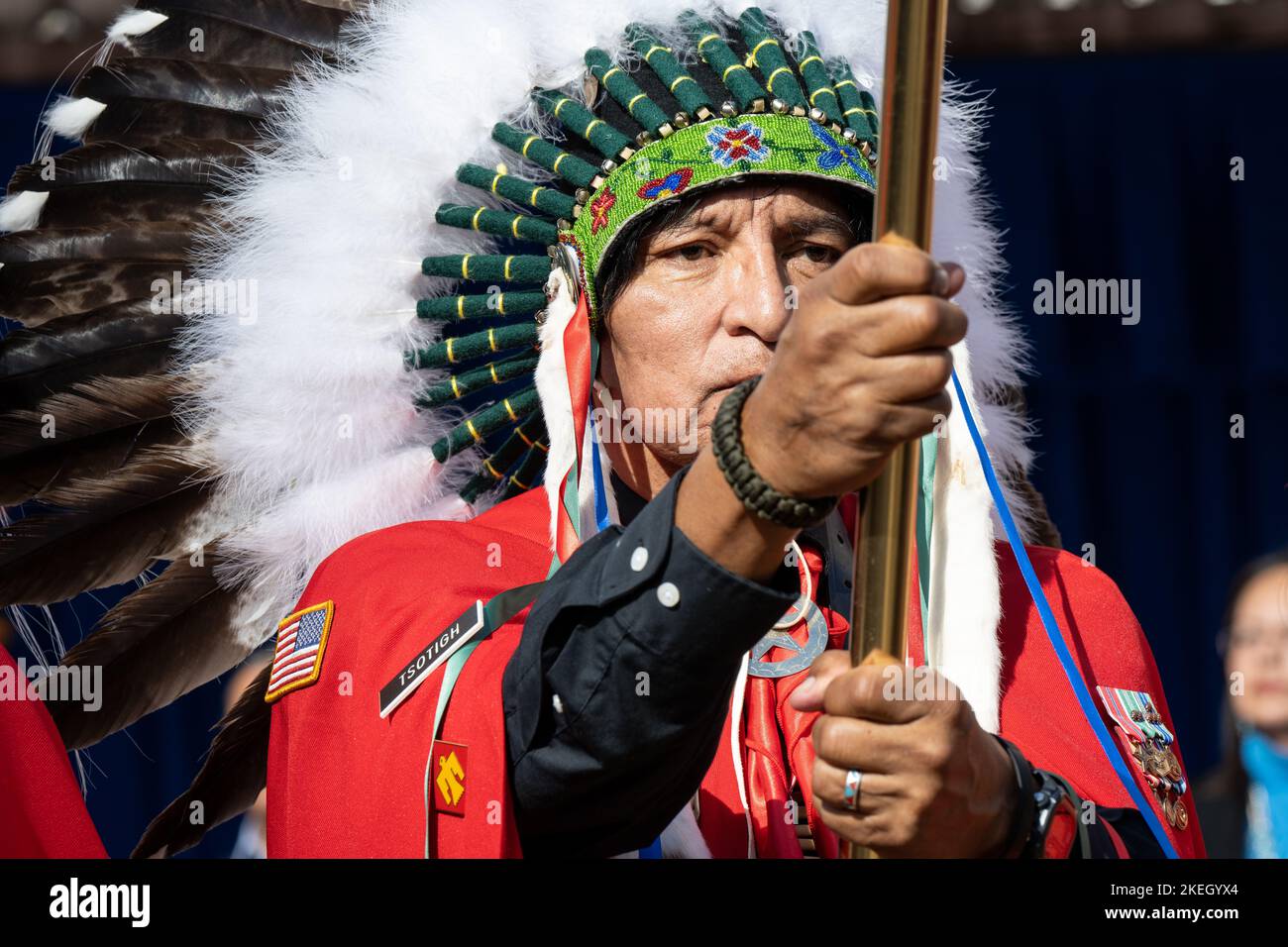 Arlington, Vereinigte Staaten Von Amerika. 10.. November 2022. Arlington, Vereinigte Staaten von Amerika. 10. November 2022. Die „Kiowa Black Leggings Warrior Society“ präsentiert militärische Farben während des „Pentagon Native American Heritage Month“, einer Feier zu Ehren von Militärveteranen, am 10. November 2022 im Innenhof des Pentagon in Arlington, Virginia, USA. Kredit: TSgt. Jack Sanders/DOD Photo/Alamy Live News Stockfoto