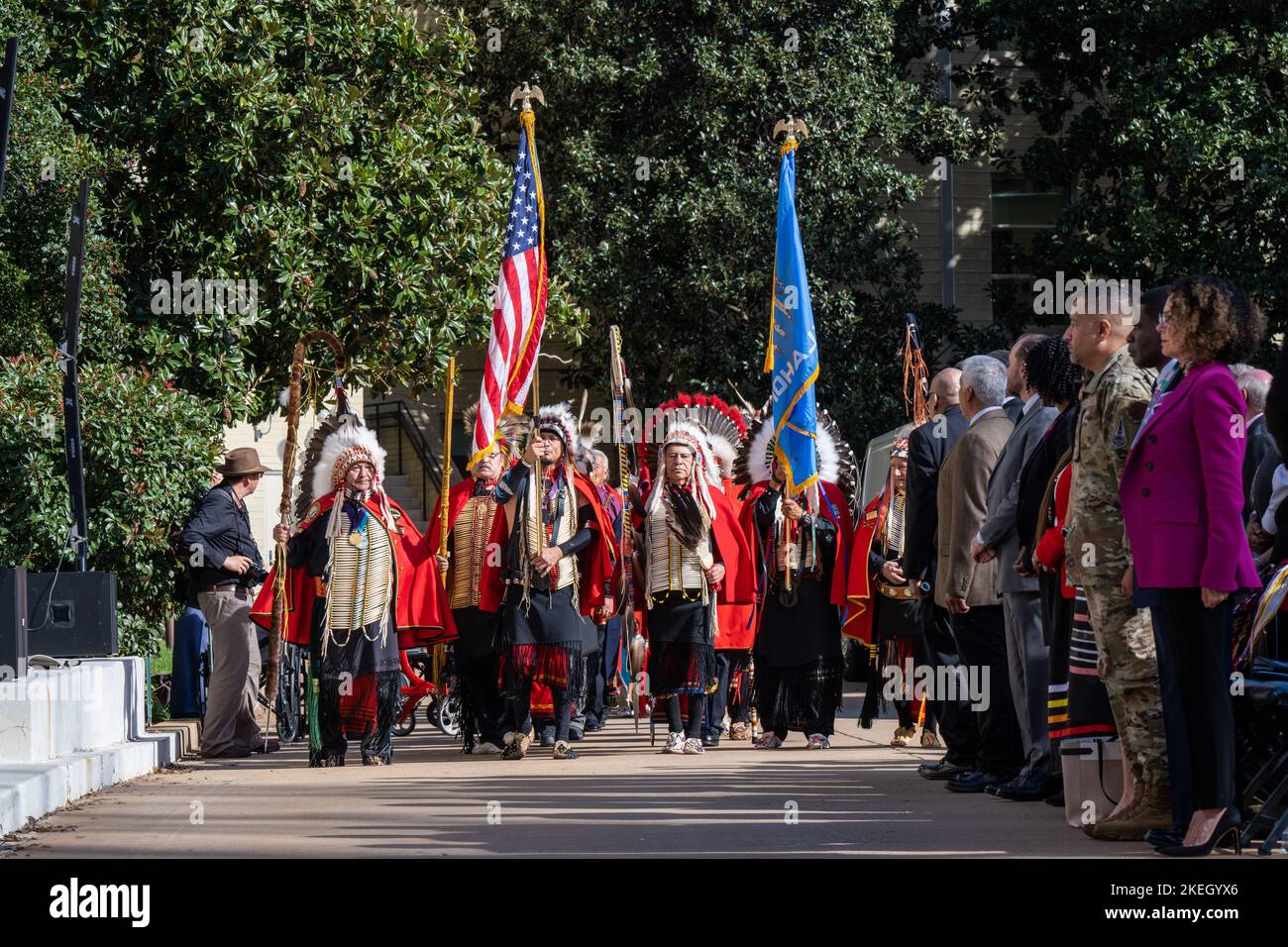 Arlington, Vereinigte Staaten Von Amerika. 10.. November 2022. Arlington, Vereinigte Staaten von Amerika. 10. November 2022. Die „Kiowa Black Leggings Warrior Society“ präsentiert militärische Farben während des „Pentagon Native American Heritage Month“, einer Feier zu Ehren von Militärveteranen, am 10. November 2022 im Innenhof des Pentagon in Arlington, Virginia, USA. Kredit: TSgt. Jack Sanders/DOD Photo/Alamy Live News Stockfoto
