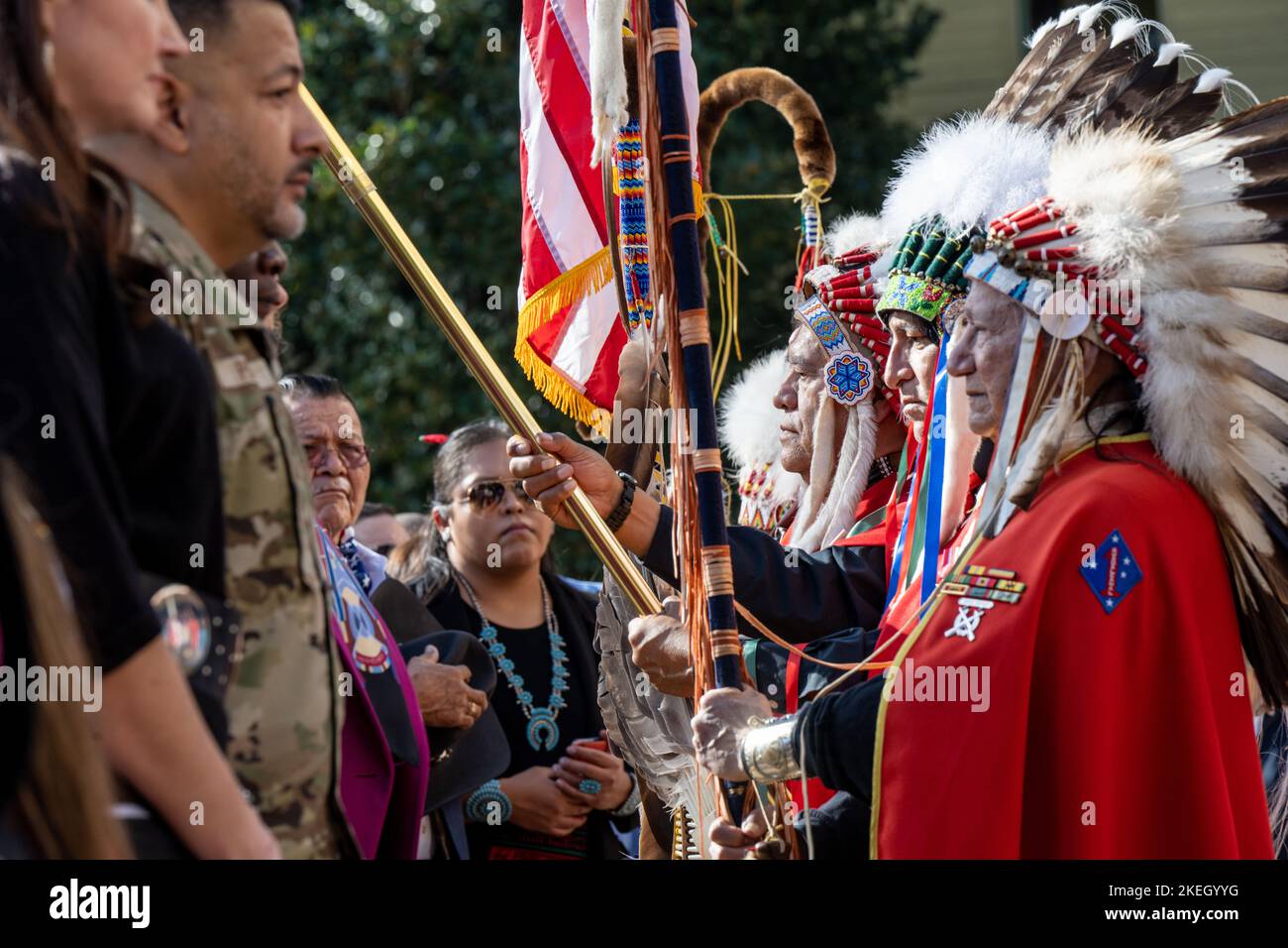 Arlington, Vereinigte Staaten Von Amerika. 10.. November 2022. Arlington, Vereinigte Staaten von Amerika. 10. November 2022. Die „Kiowa Black Leggings Warrior Society“ präsentiert militärische Farben während des „Pentagon Native American Heritage Month“, einer Feier zu Ehren von Militärveteranen, am 10. November 2022 im Innenhof des Pentagon in Arlington, Virginia, USA. Kredit: TSgt. Jack Sanders/DOD Photo/Alamy Live News Stockfoto