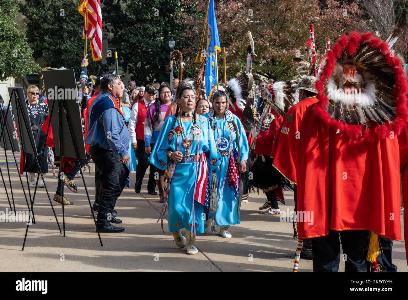 Arlington, Vereinigte Staaten Von Amerika. 10.. November 2022. Arlington, Vereinigte Staaten von Amerika. 10. November 2022. Die „Kiowa Black Leggings Warrior Society“ präsentiert militärische Farben während des „Pentagon Native American Heritage Month“, einer Feier zu Ehren von Militärveteranen, am 10. November 2022 im Innenhof des Pentagon in Arlington, Virginia, USA. Kredit: TSgt. Jack Sanders/DOD Photo/Alamy Live News Stockfoto