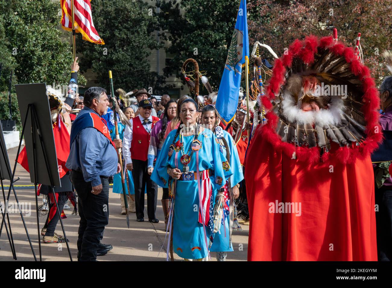 Arlington, Vereinigte Staaten Von Amerika. 10.. November 2022. Arlington, Vereinigte Staaten von Amerika. 10. November 2022. Die „Kiowa Black Leggings Warrior Society“ präsentiert militärische Farben während des „Pentagon Native American Heritage Month“, einer Feier zu Ehren von Militärveteranen, am 10. November 2022 im Innenhof des Pentagon in Arlington, Virginia, USA. Kredit: TSgt. Jack Sanders/DOD Photo/Alamy Live News Stockfoto
