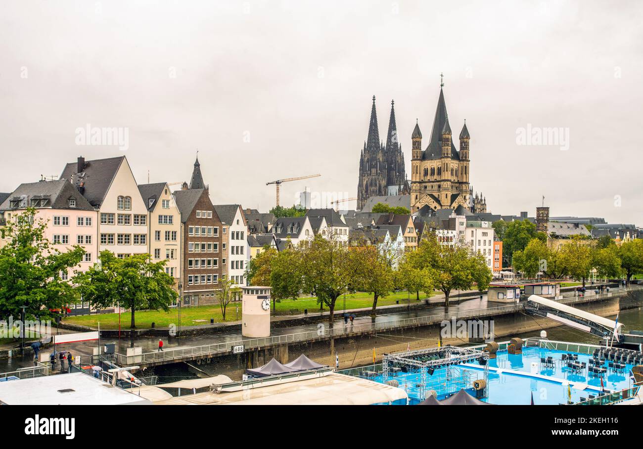 Wunderschöner Kölner Damm mit Blick auf die große St.-Martin-Kirche von der Severins-Brücke und hinter dem Kölner Dom. Auf dem vorgerundem Teil von b Stockfoto