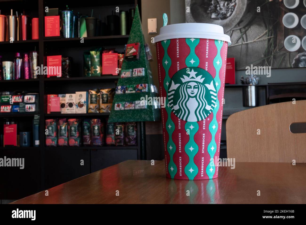 Lafayette - circa November 2022: Starbucks Holiday Kaffeetasse. Jedes Jahr feiert Starbucks Feiertage mit weihnachtlich gefärbten Tassen und Kürbis-Gewürz Stockfoto