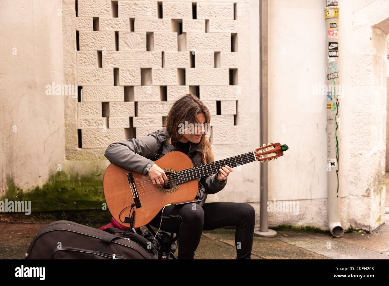 Santiago de Compostela, A coruna, Galicien, Spanien. 9. November 2022: Frau spielt Gitarre in Santiago auf der Straße Stockfoto